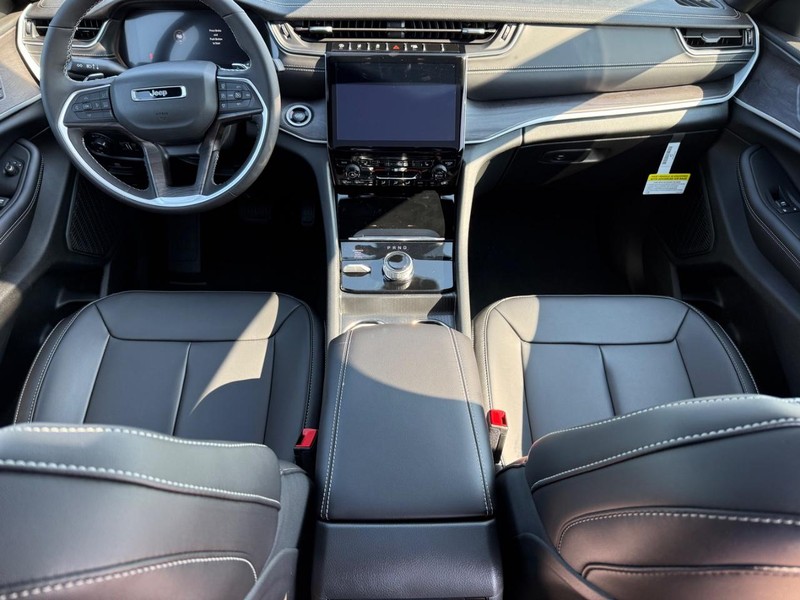 Jeep Grand Cherokee L Vehicle Full-screen Gallery Image 15