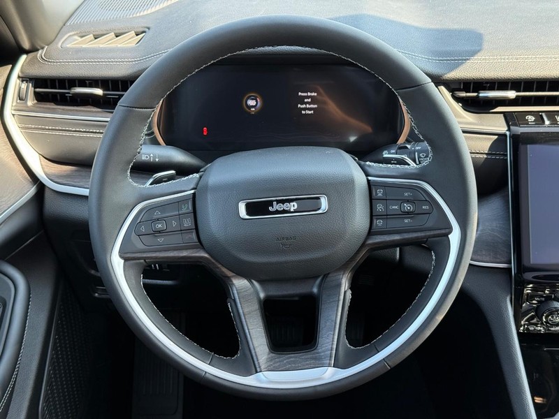 Jeep Grand Cherokee L Vehicle Full-screen Gallery Image 16