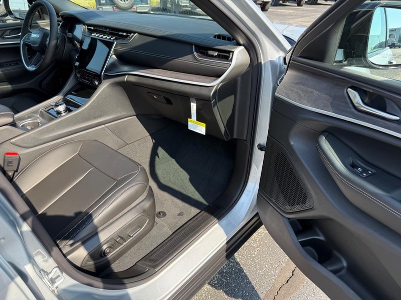 Jeep Grand Cherokee L Vehicle Full-screen Gallery Image 17