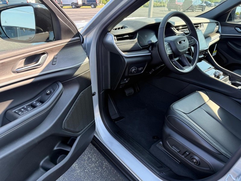 Jeep Grand Cherokee L Vehicle Full-screen Gallery Image 19