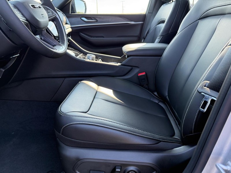 Jeep Grand Cherokee L Vehicle Full-screen Gallery Image 20