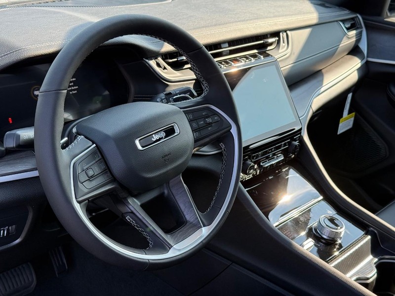 Jeep Grand Cherokee L Vehicle Full-screen Gallery Image 21