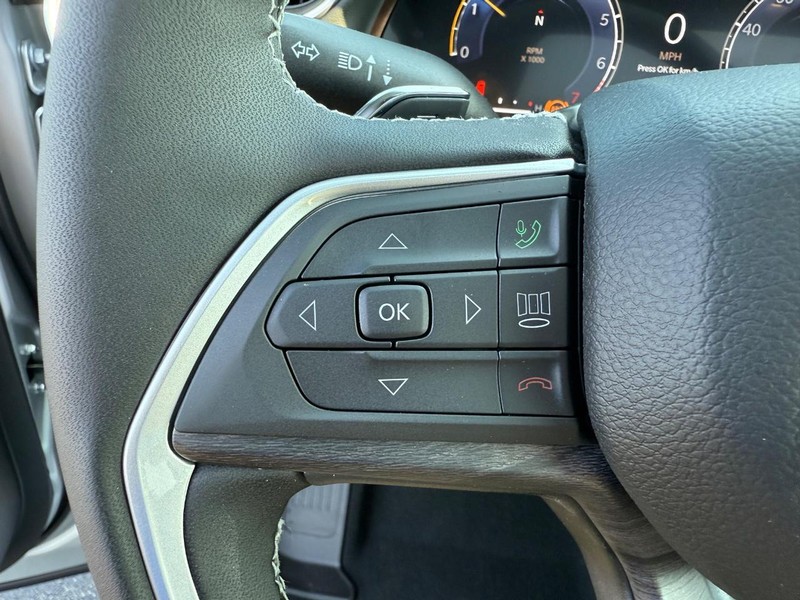 Jeep Grand Cherokee L Vehicle Full-screen Gallery Image 22