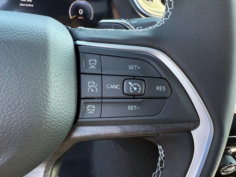 Jeep Grand Cherokee L Vehicle Full-screen Gallery Image 23