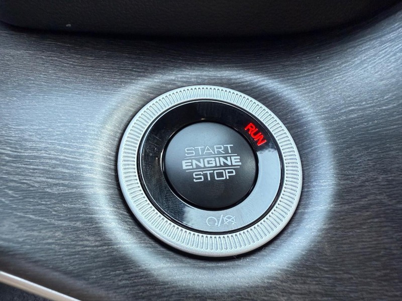 Jeep Grand Cherokee L Vehicle Full-screen Gallery Image 24