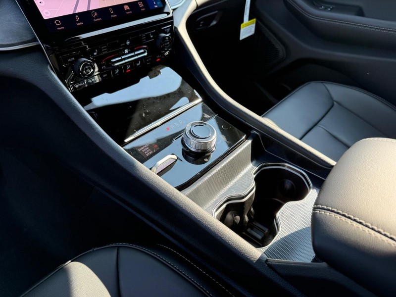 Jeep Grand Cherokee L Vehicle Full-screen Gallery Image 29