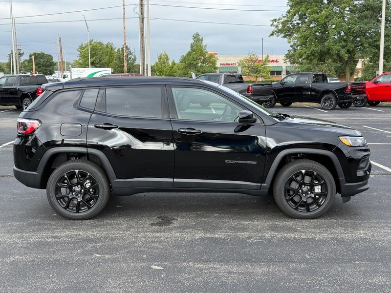 Jeep Compass Vehicle Full-screen Gallery Image 2