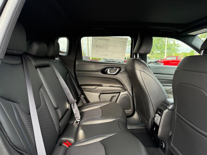 Jeep Compass Vehicle Full-screen Gallery Image 12