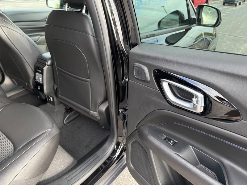 Jeep Compass Vehicle Full-screen Gallery Image 13