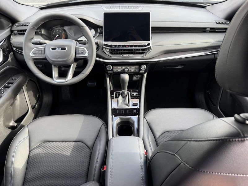 Jeep Compass Vehicle Full-screen Gallery Image 14