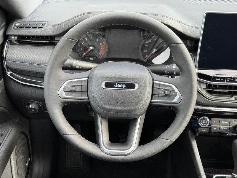 Jeep Compass Vehicle Full-screen Gallery Image 15