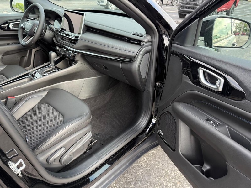 Jeep Compass Vehicle Full-screen Gallery Image 16