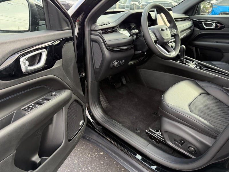 Jeep Compass Vehicle Full-screen Gallery Image 18