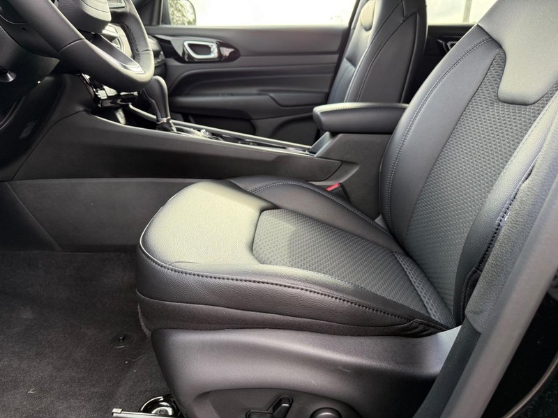 Jeep Compass Vehicle Full-screen Gallery Image 19