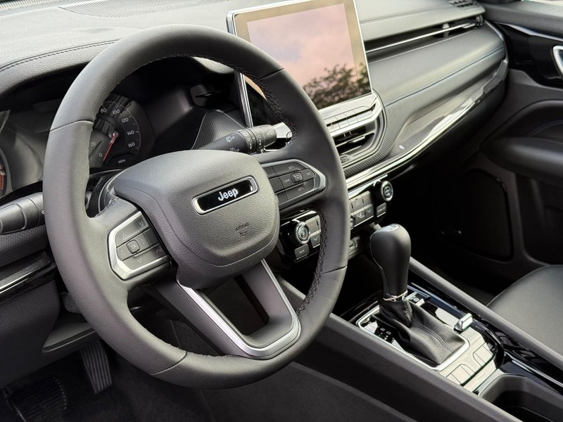 Jeep Compass Vehicle Full-screen Gallery Image 20