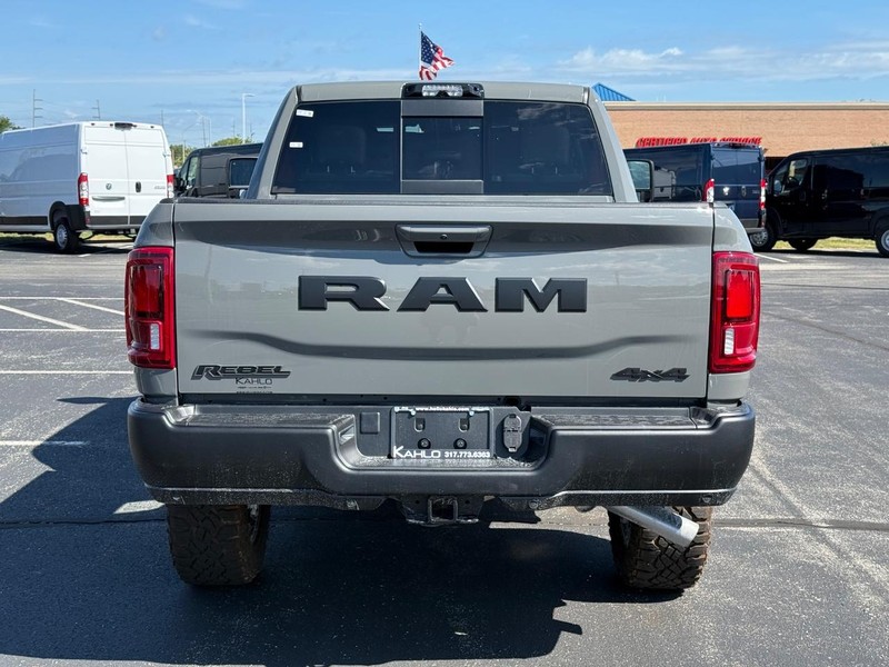 Ram 2500 Vehicle Full-screen Gallery Image 4