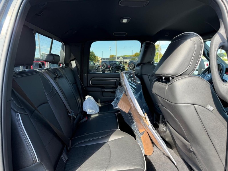 Ram 2500 Vehicle Full-screen Gallery Image 10