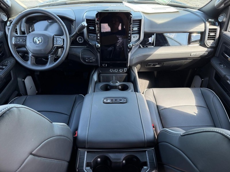 Ram 2500 Vehicle Full-screen Gallery Image 12