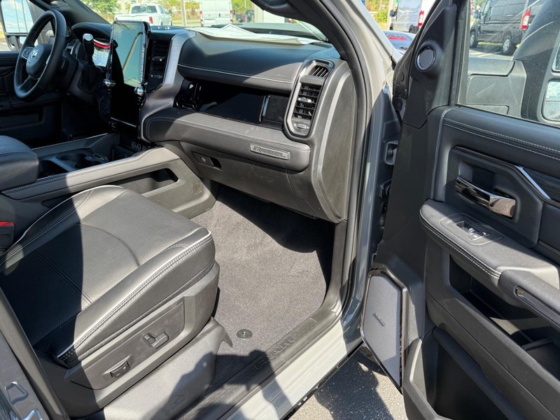 Ram 2500 Vehicle Full-screen Gallery Image 14