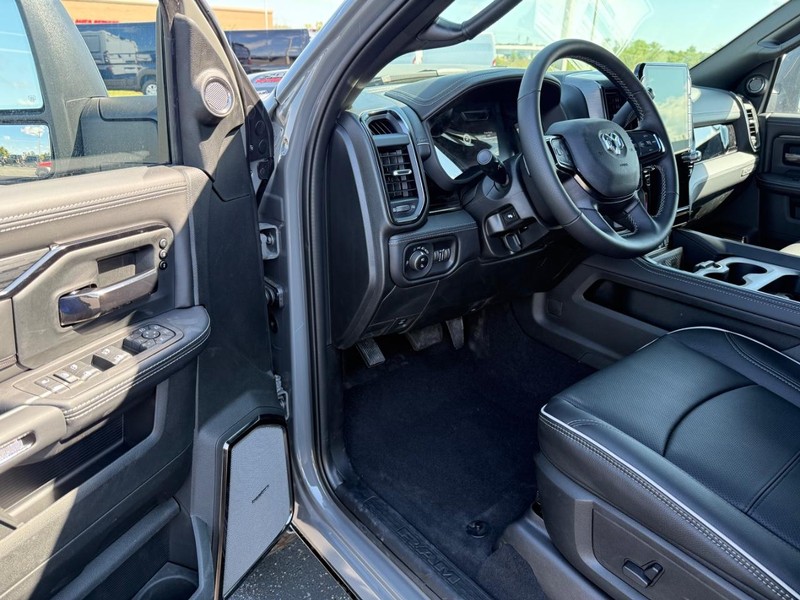 Ram 2500 Vehicle Full-screen Gallery Image 16