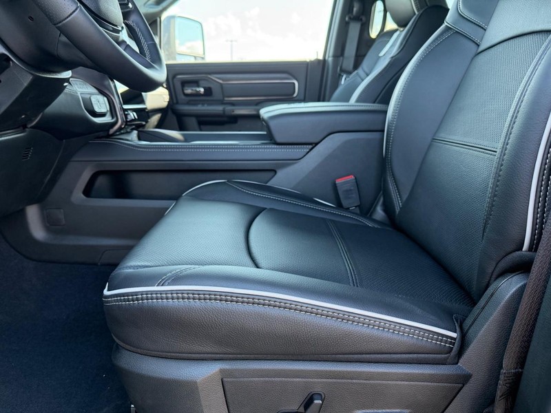 Ram 2500 Vehicle Full-screen Gallery Image 17