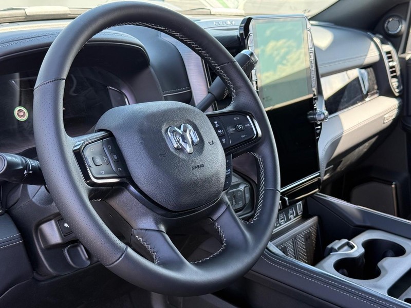 Ram 2500 Vehicle Full-screen Gallery Image 18