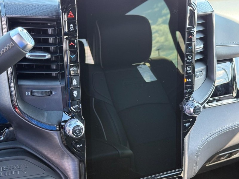 Ram 2500 Vehicle Full-screen Gallery Image 23