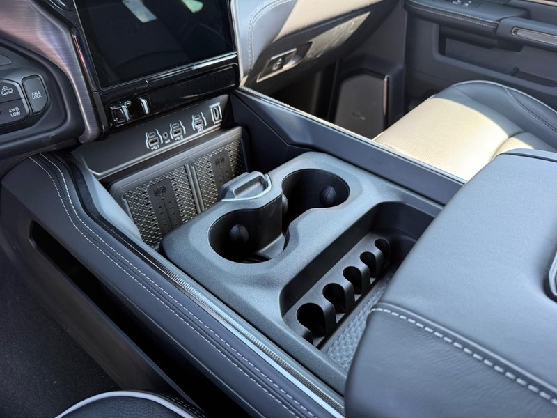 Ram 2500 Vehicle Full-screen Gallery Image 24