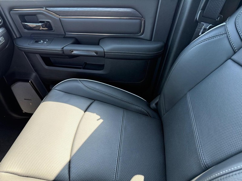 Ram 2500 Vehicle Full-screen Gallery Image 25