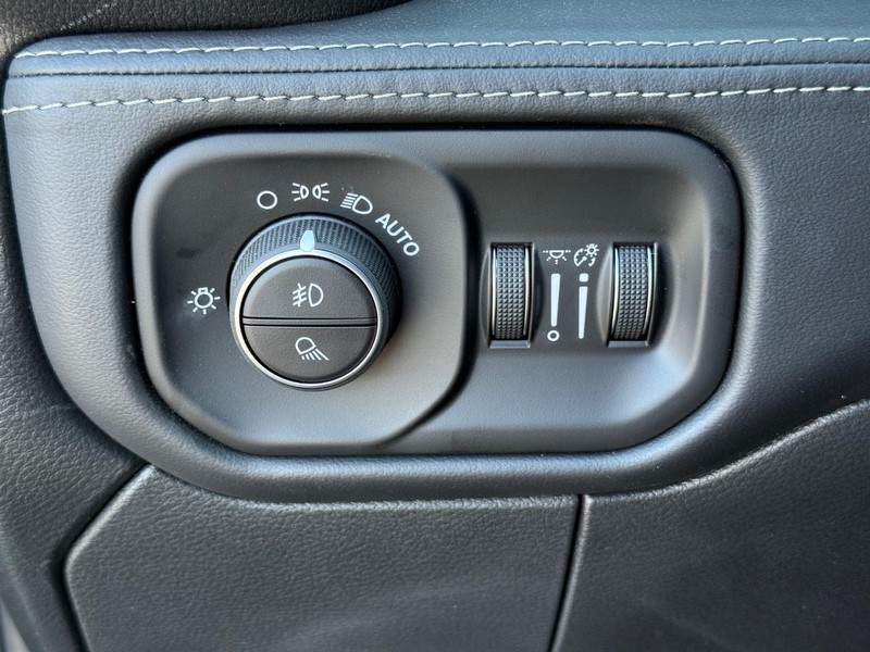 Ram 2500 Vehicle Full-screen Gallery Image 28