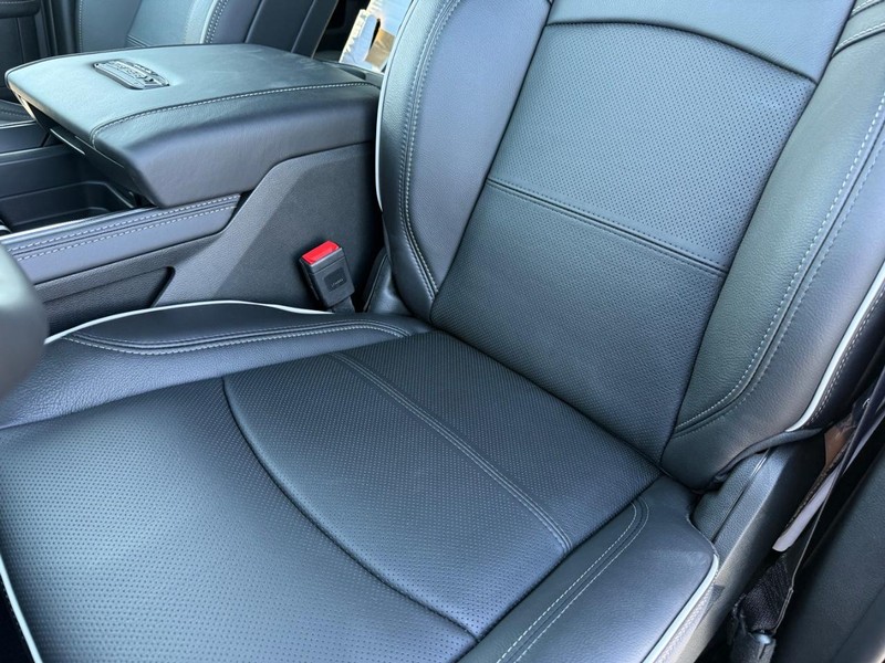 Ram 2500 Vehicle Full-screen Gallery Image 30