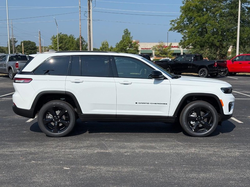 Jeep Grand Cherokee Vehicle Full-screen Gallery Image 2