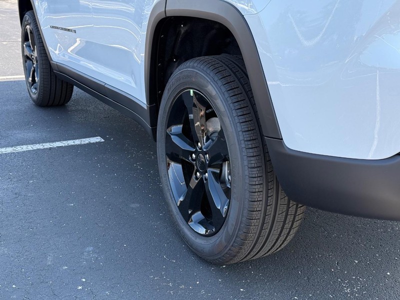 Jeep Grand Cherokee Vehicle Full-screen Gallery Image 6