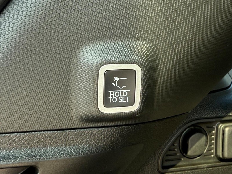 Jeep Grand Cherokee Vehicle Full-screen Gallery Image 8