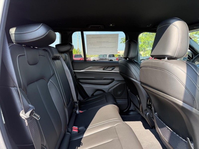 Jeep Grand Cherokee Vehicle Full-screen Gallery Image 11