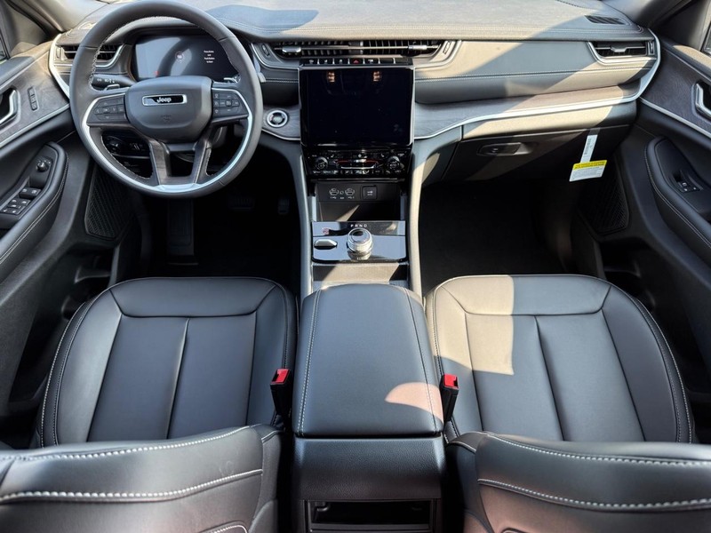 Jeep Grand Cherokee Vehicle Full-screen Gallery Image 13