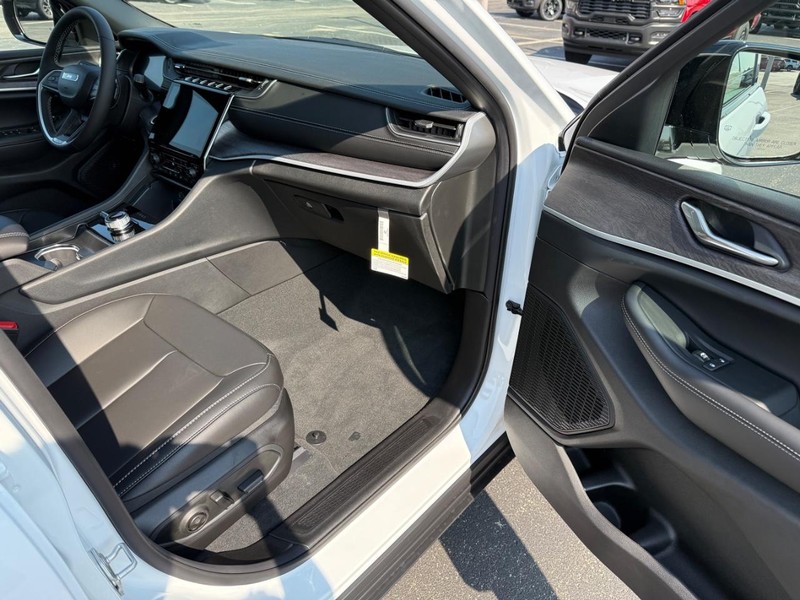 Jeep Grand Cherokee Vehicle Full-screen Gallery Image 15