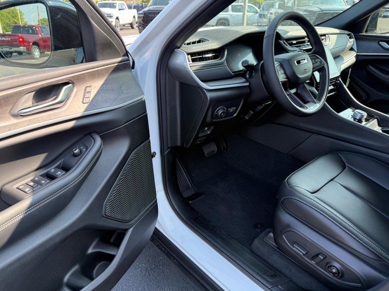 Jeep Grand Cherokee Vehicle Full-screen Gallery Image 17