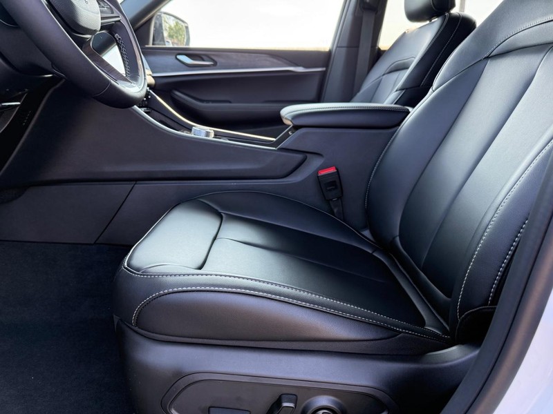 Jeep Grand Cherokee Vehicle Full-screen Gallery Image 18