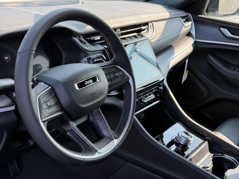 Jeep Grand Cherokee Vehicle Full-screen Gallery Image 19