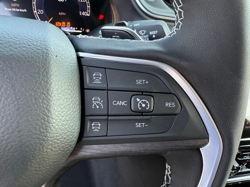 Jeep Grand Cherokee Vehicle Full-screen Gallery Image 21