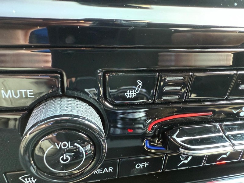 Jeep Grand Cherokee Vehicle Full-screen Gallery Image 23