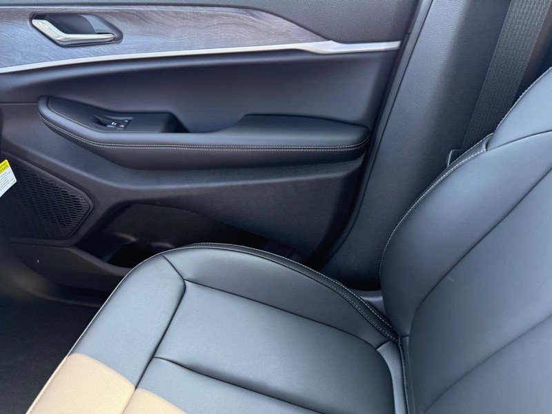 Jeep Grand Cherokee Vehicle Full-screen Gallery Image 28