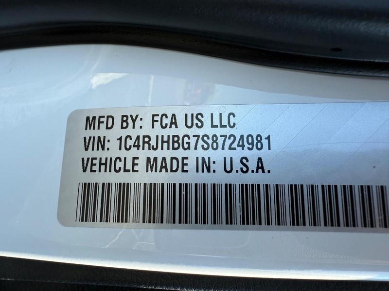 Jeep Grand Cherokee Vehicle Full-screen Gallery Image 32