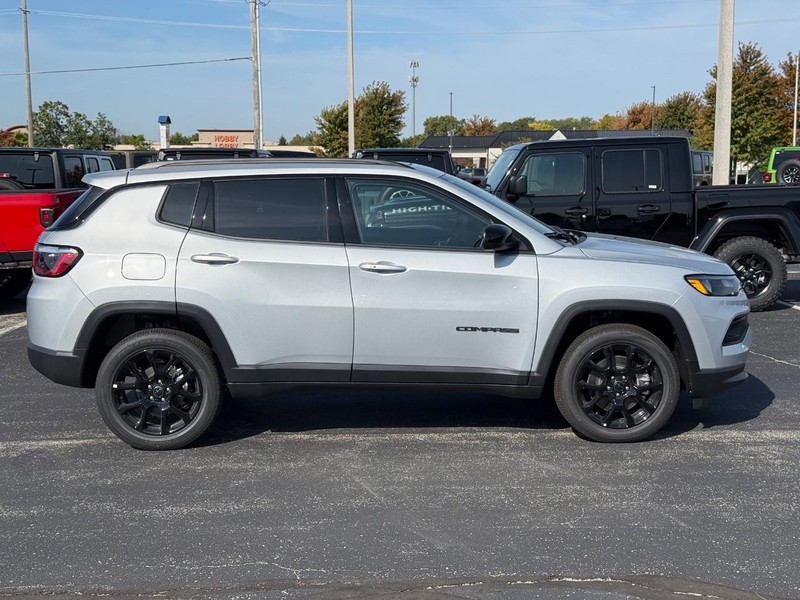 Jeep Compass Vehicle Full-screen Gallery Image 2
