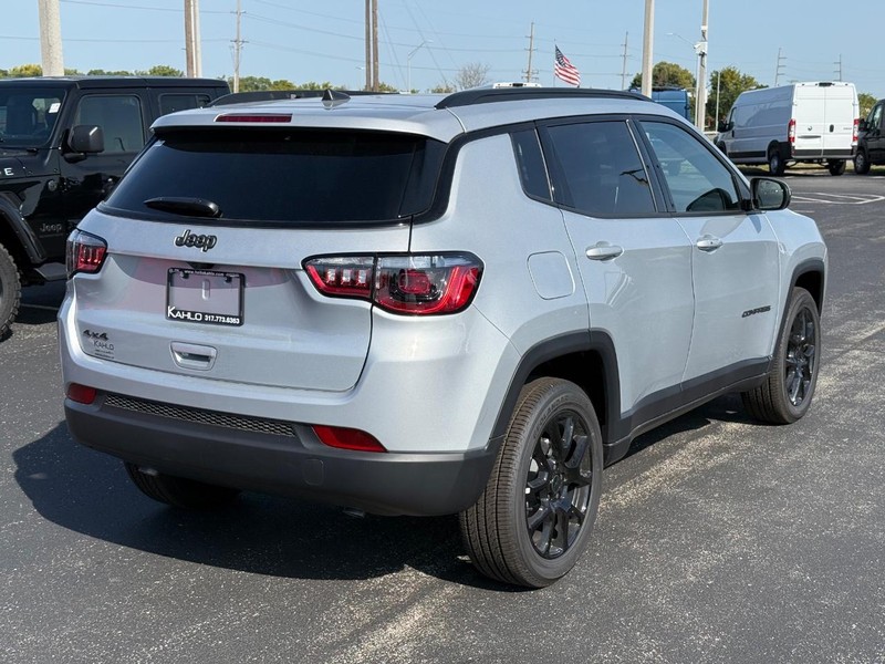 Jeep Compass Vehicle Full-screen Gallery Image 3