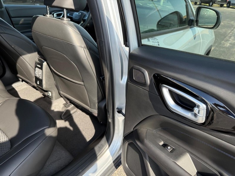 Jeep Compass Vehicle Full-screen Gallery Image 10