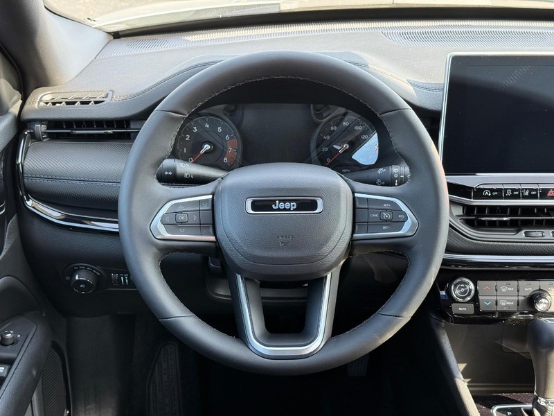 Jeep Compass Vehicle Full-screen Gallery Image 12