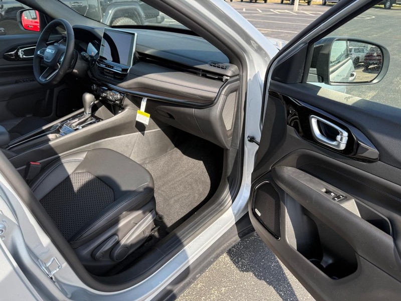 Jeep Compass Vehicle Full-screen Gallery Image 13