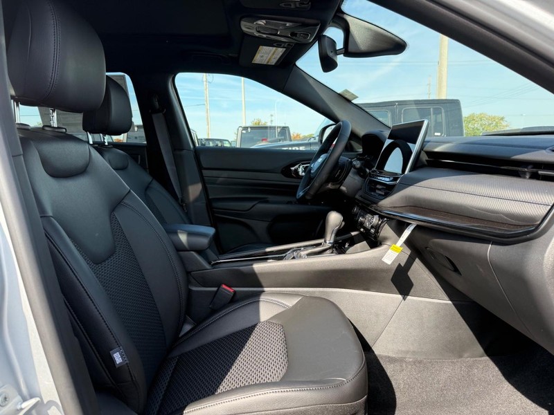 Jeep Compass Vehicle Full-screen Gallery Image 14